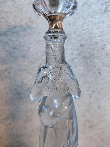 ancien bougeoir en verre moulé religieux représentant jesus en bon etat