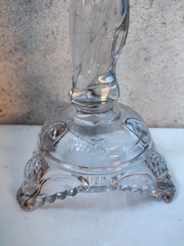ancien bougeoir en verre moulé religieux représentant jesus en bon etat