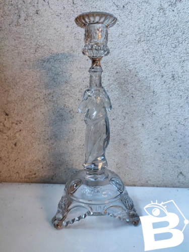 ancien bougeoir en verre moulé religieux représentant jesus en bon etat