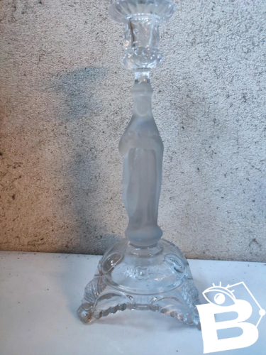 ancien bougeoir en verre moulé religieux représentant Marie en bon etat