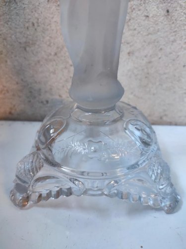 ancien bougeoir en verre moulé religieux représentant Marie en bon etat