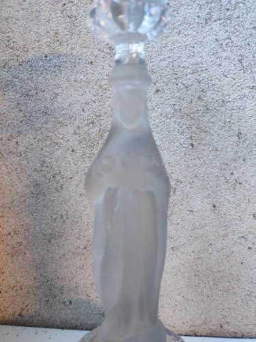 ancien bougeoir en verre moulé religieux représentant Marie en bon etat