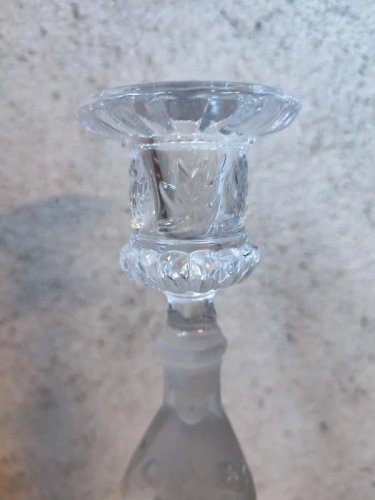 ancien bougeoir en verre moulé religieux représentant Marie en bon etat