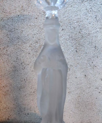 Ancien bougeoir en verre moulé religieux représentant Marie en bon etat(made in chiner )