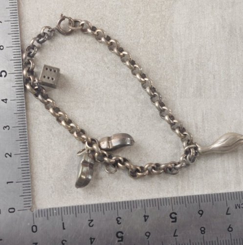 Ancien bracelet avec charms, en argent ^