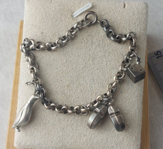 Ancien bracelet avec charms, en argent ^