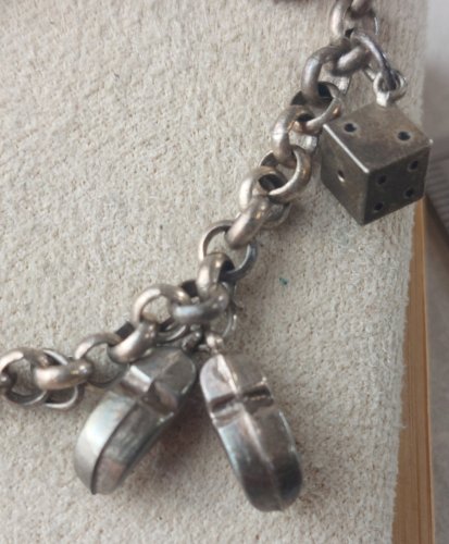 Ancien bracelet avec charms, en argent ^