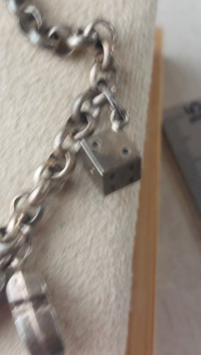 Ancien bracelet avec charms, en argent ^
