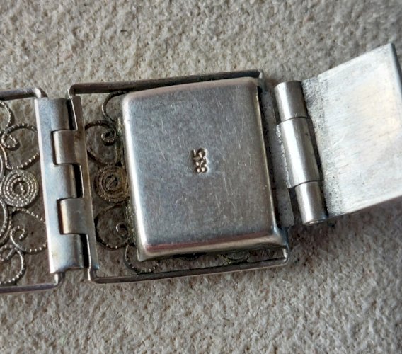 Ancien bracelet décor filigrane, en argent ^