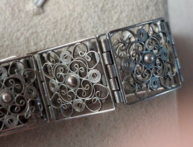 Ancien bracelet décor filigrane, en argent ^