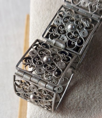 Ancien bracelet décor filigrane, en argent ^