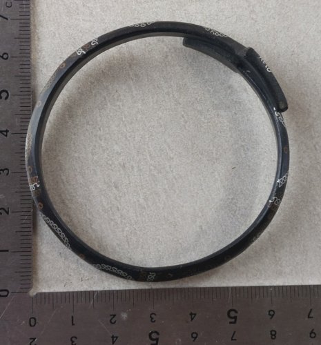 Ancien bracelet ethnique / touareg, décor serpent / flèche, en bois ^