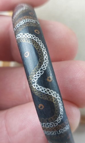 Ancien bracelet ethnique / touareg, décor serpent / flèche, en bois ^