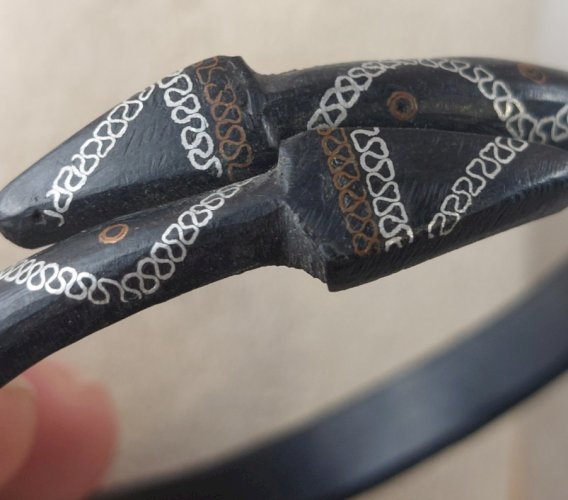 Ancien bracelet ethnique / touareg, décor serpent / flèche, en bois ^