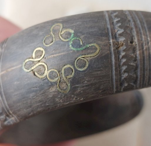 Ancien bracelet ethnique / touareg, en bois ^