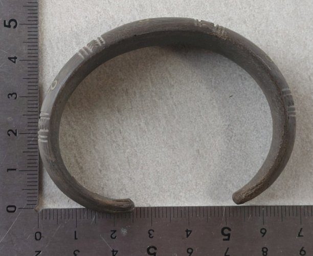 Ancien bracelet ethnique / touareg, en bois ^
