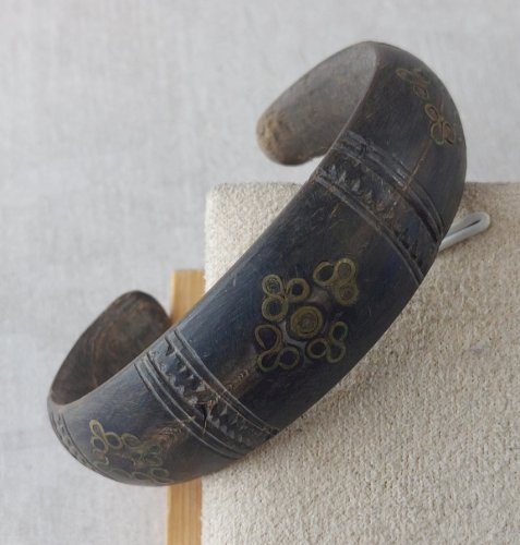 Ancien bracelet ethnique / touareg, en bois ^