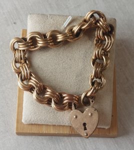 Vintage oversized chain bracelet, heart padlock, in gold-tone metal.