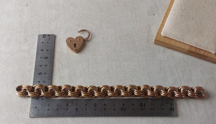 Ancien bracelet grosse maille, cadenas coeur, en métal doré ^