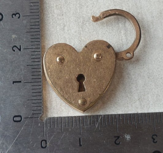 Ancien bracelet grosse maille, cadenas coeur, en métal doré ^
