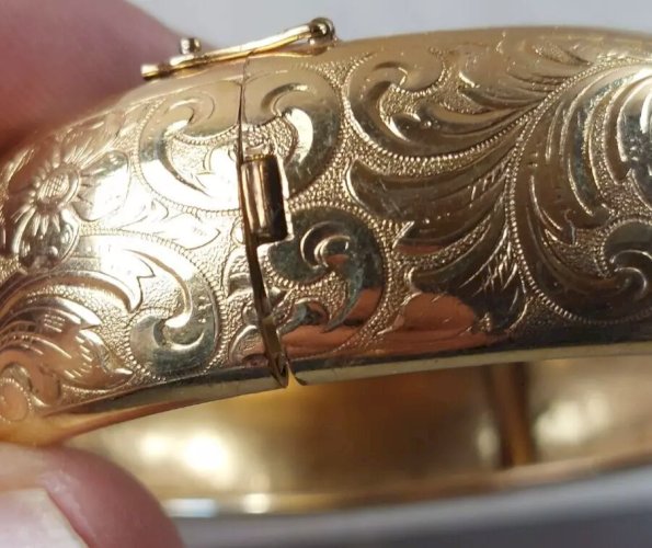Ancien bracelet jonc, décor gravé, en plaqué or, vintage