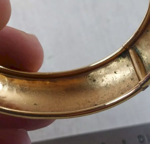 Ancien bracelet jonc, décor gravé, en plaqué or, vintage