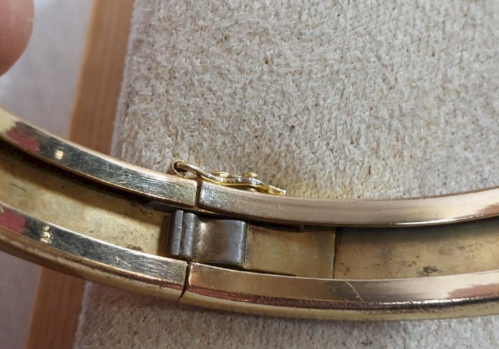 Ancien bracelet jonc / manchette, décor fleur, en métal doré, vintage