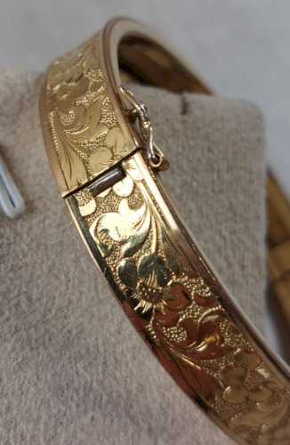 Ancien bracelet jonc / manchette, décor fleur, en métal doré, vintage