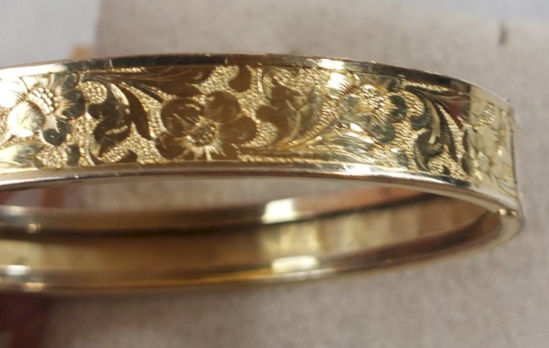 Ancien bracelet jonc / manchette, décor fleur, en métal doré, vintage