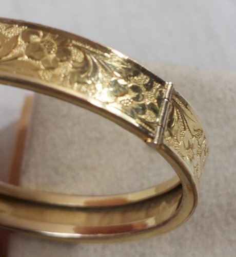 Ancien bracelet jonc / manchette, décor fleur, en métal doré, vintage