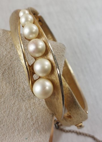 Ancien bracelet jonc / manchette, décor perles, en métal doré, vintage