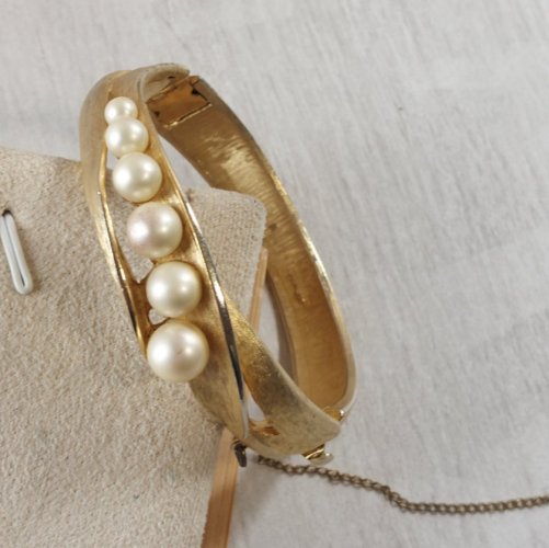 Ancien bracelet jonc / manchette, décor perles, en métal doré, vintage