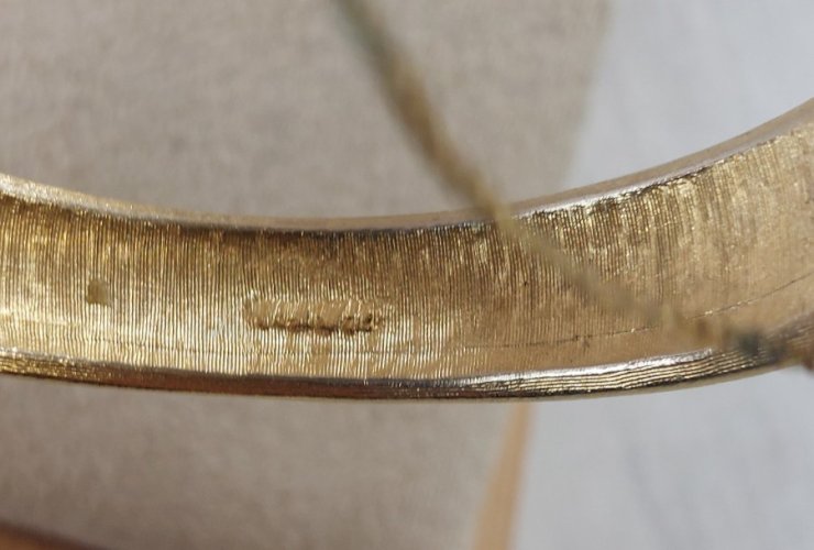 Ancien bracelet jonc / manchette, décor perles, en métal doré, vintage