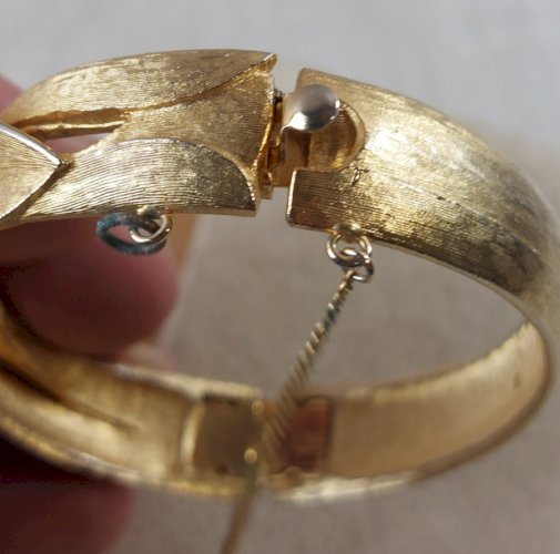 Ancien bracelet jonc / manchette, décor perles, en métal doré, vintage