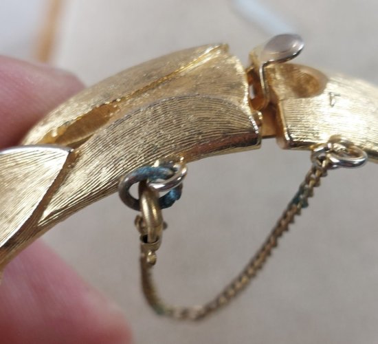 Ancien bracelet jonc / manchette, décor perles, en métal doré, vintage