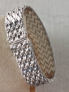 Vintage wide link silver-plated metal bracelet.