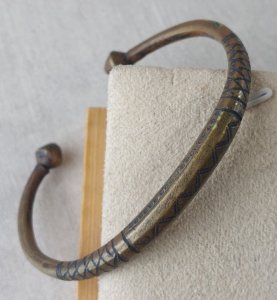 Vintage cuff bracelet / rigid, ethnic, in brass