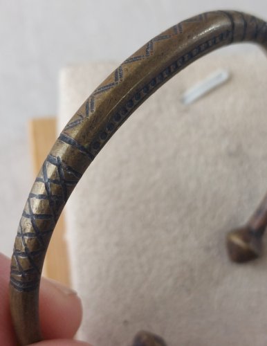 Ancien bracelet manchette / rigide, ethnique, en laiton ^