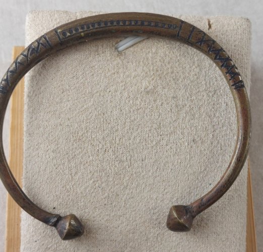 Ancien bracelet manchette / rigide, ethnique, en laiton ^
