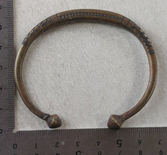 Ancien bracelet manchette / rigide, ethnique, en laiton ^