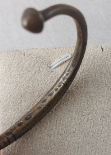 Ancien bracelet manchette / rigide, ethnique, en laiton ^