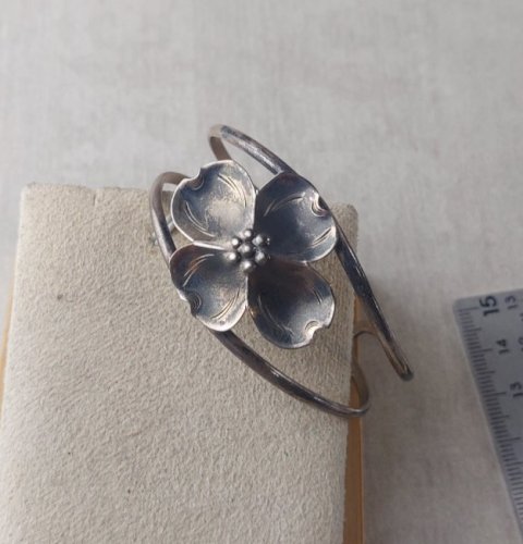 Ancien bracelet manchette, Stuart NYE, en argent sterling ^