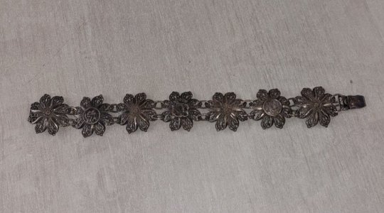 Ancien bracelet religieux / Notre Dame, décor fleurs, en argent