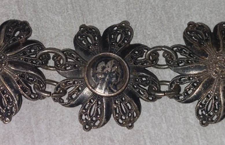 Ancien bracelet religieux / Notre Dame, décor fleurs, en argent