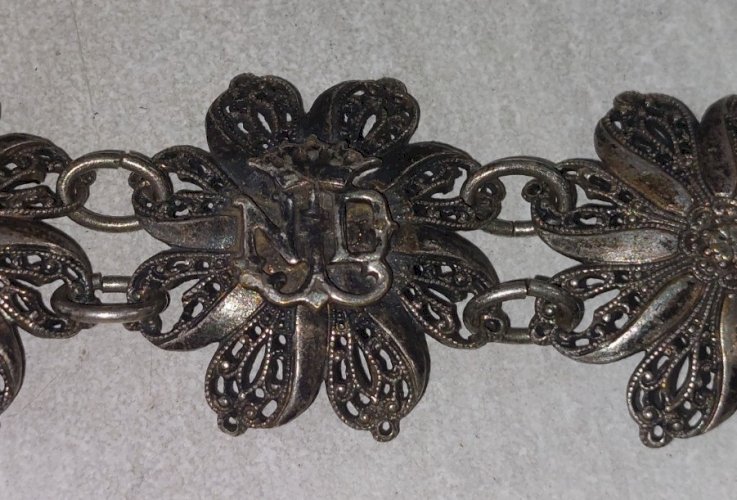 Ancien bracelet religieux / Notre Dame, décor fleurs, en argent