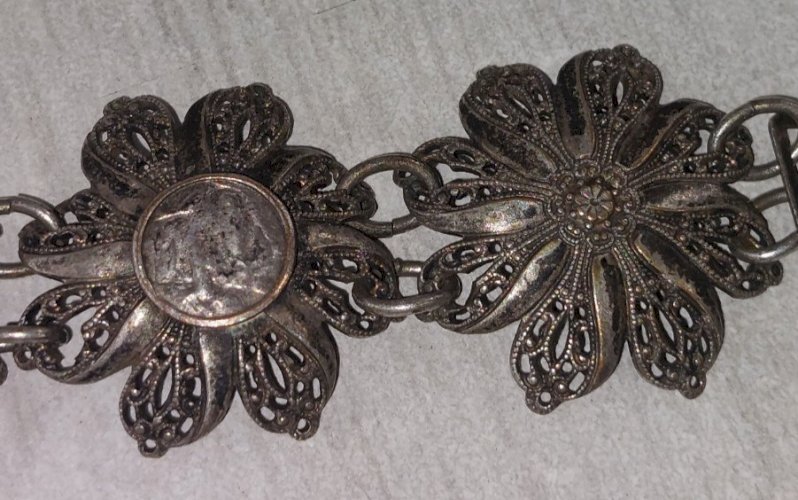 Ancien bracelet religieux / Notre Dame, décor fleurs, en argent