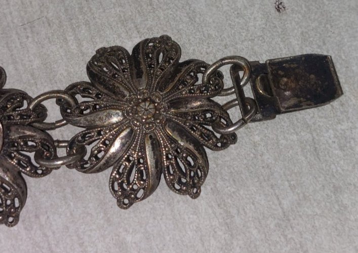 Ancien bracelet religieux / Notre Dame, décor fleurs, en argent