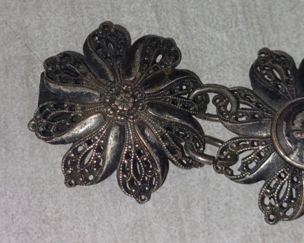 Ancien bracelet religieux / Notre Dame, décor fleurs, en argent