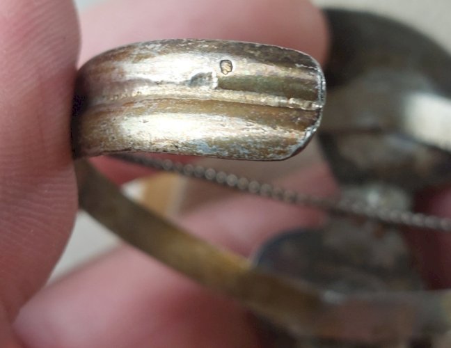 Ancien bracelet rigide / Navajo, décor feuilles et corail, en argent