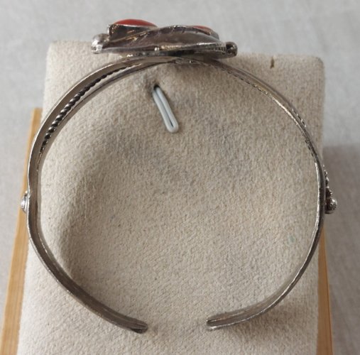 Ancien bracelet rigide / Navajo, décor feuilles et corail, en argent